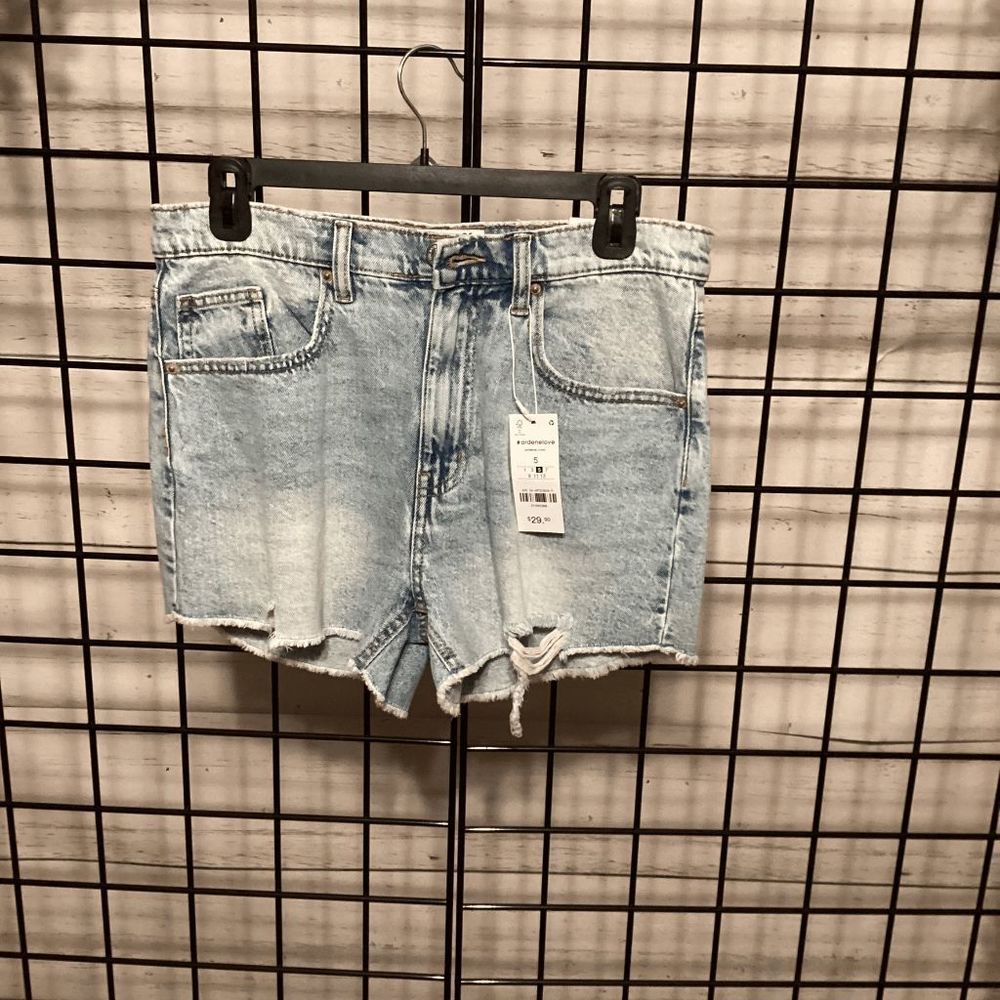 Classic Regular Rise Jean Shorts B284